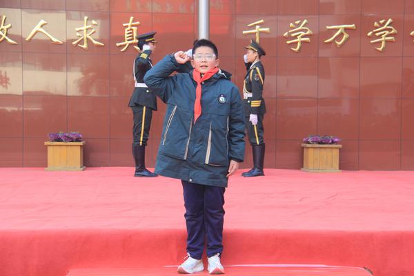 5张家泽同学带领全体师生进行宣誓 5张家泽同学带领全体师生进行宣誓